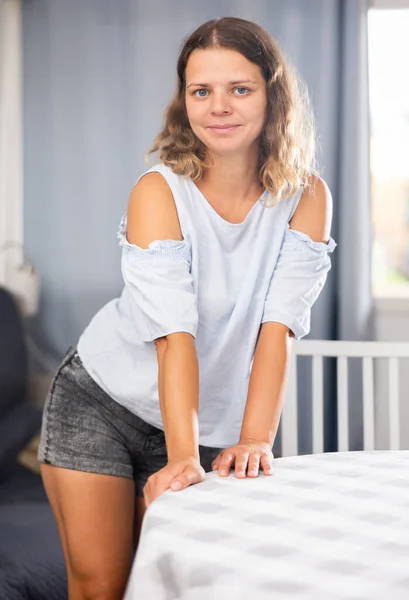 Positive Junge Frau Kurzen Hosen Und Offener Schulterbluse Posiert Hause — Stockfoto