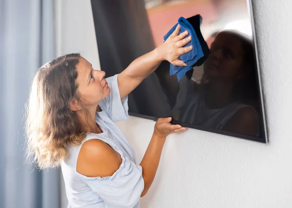 Junge Frau Erledigt Hausarbeit Bildschirm Mit Geschirrtuch Waschen — Stockfoto