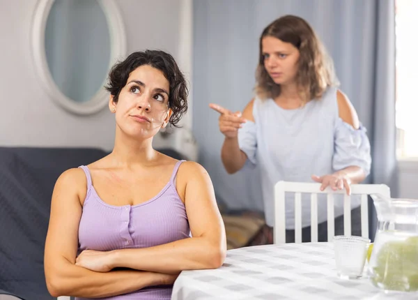 一个被激怒的年轻女人在家里不顾女友的情感与她交谈的画像 — 图库照片