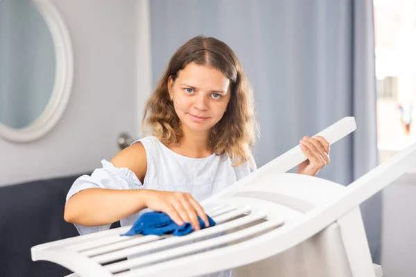 Young Woman Doing Cleaning Room Dusting Chair — Stock Photo, Image