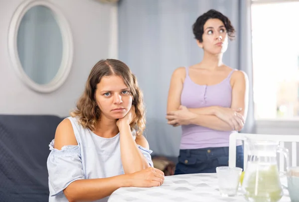 Öfkeli Sinirli Genç Bir Kadın Evdeki Kız Arkadaşıyla Anlaşmazlıktan Sonra — Stok fotoğraf