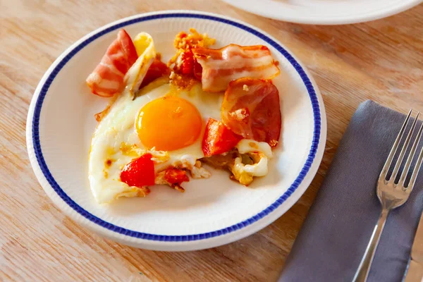 Νόστιμα Αυγά Μπέικον Και Πατάτα Λευκό Πιάτο Στο Τραπέζι — Φωτογραφία Αρχείου