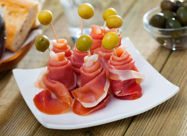 Испанские Вкусные Булочки Иберийским Хамоном Подаваемые Оливками Тарелке — стоковое фото