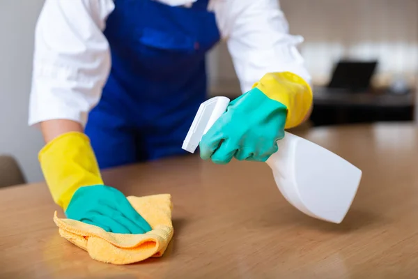 Trabalhador Luvas Borracha Mesa Limpeza Com Pano Detergente Pulverizador Bombeado — Fotografia de Stock