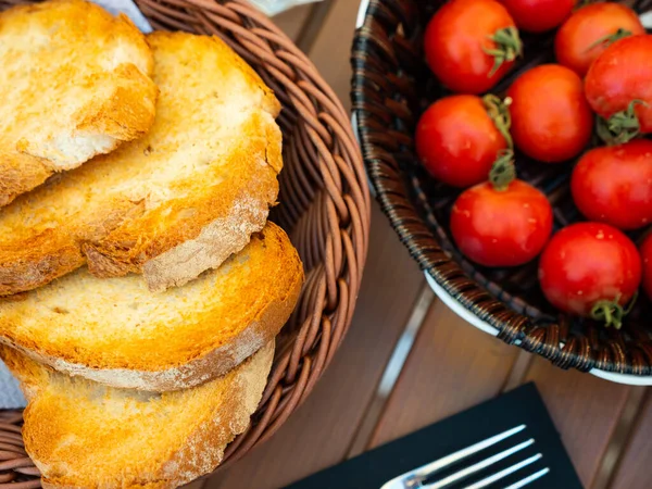 Broodjes Hele Tomaten Tafel Traditioneel Catalaans Eten Pantomaat — Stockfoto