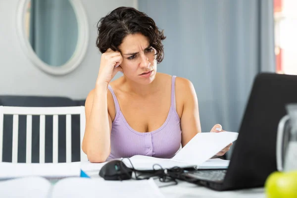 Unzufriedene Frau Chattet Mit Jemandem Über Das Internet Mit Laptop — Stockfoto