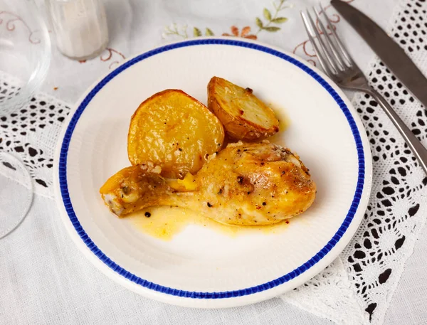 Appetizing Roasted Chicken Leg Served Skinned Baked Potatoes Tasty Homemade — Stock Photo, Image