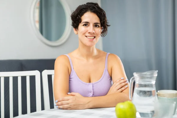 Dairesindeki Bir Masada Oturan Pozitif Kadının Portresi — Stok fotoğraf