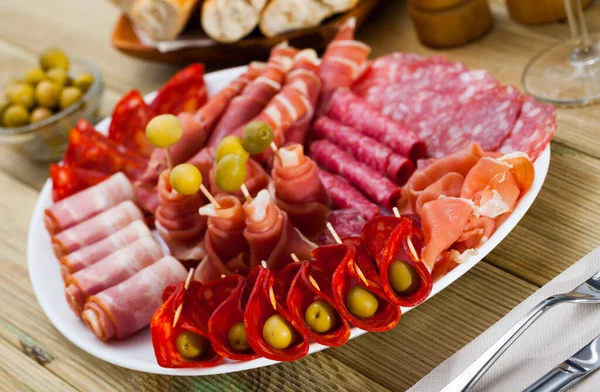 Plato Carne Ahumada Fría Con Chorizo Tradicional Español Fuet Salchichas —  Fotos de Stock