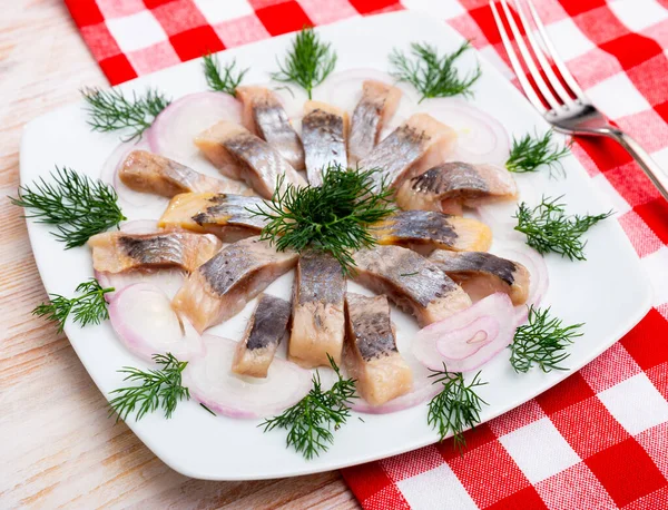 Deliziosa Aringa Salata Con Cipolla Aneto Piastra Bianca — Foto Stock