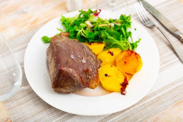 Stück Leckeres Gebackenes Rindfleisch Serviert Mit Gemüsegarnitur Aus Kartoffelscheiben Und — Stockfoto