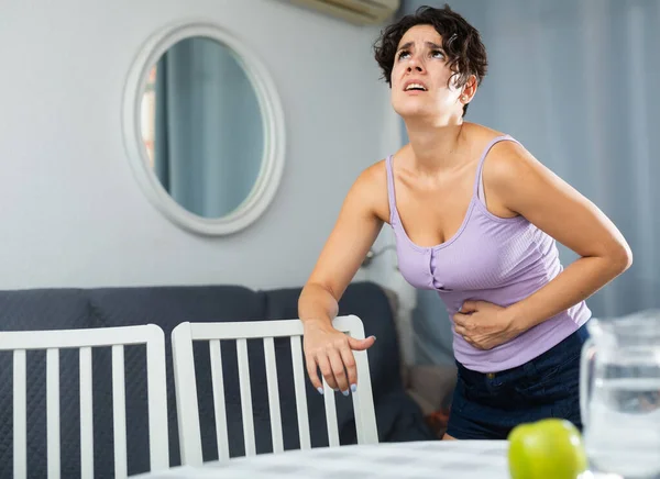 Mulher Segurando Estômago Com Mãos Durante Dor Aguda — Fotografia de Stock