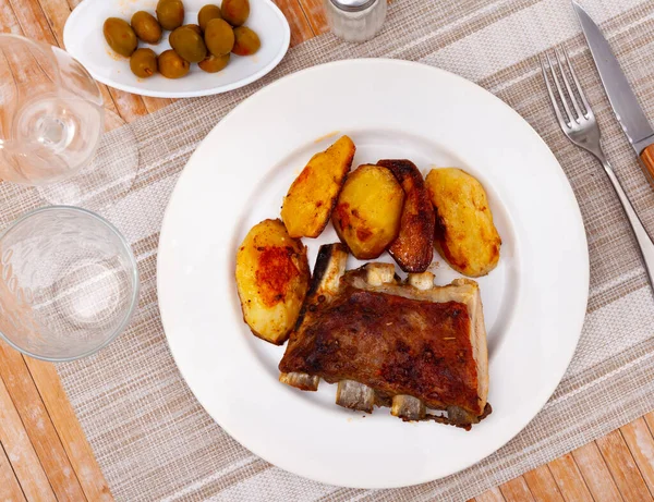 Côtes Porc Avec Pommes Terre Bouillies Épices Sur Une Assiette — Photo