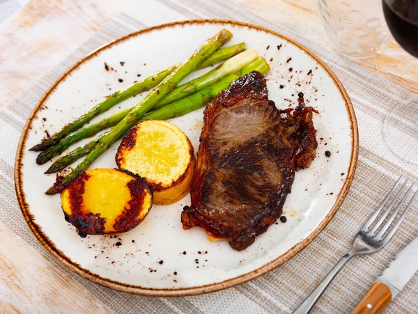 Patates Kuşkonmaz Ile Pişirilmiş Sığır Filetosu Masada Izgara Yemek — Stok fotoğraf