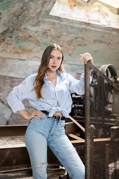 Young Modern Woman Long Brown Hair Posing Background Old Rust — Stockfoto