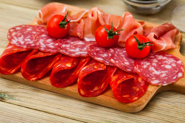 Appetitosi Salumi Prosciutto Spagnolo Salsicce Piccanti Stagionate Secco Con Pomodorini — Foto Stock