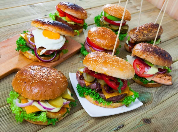 Set Various Juicy Hamburgers Served Wooden Background — Stock Photo, Image