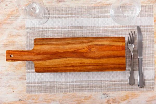 Serving Board Made Natural Wood Presenting Charcuterie Cuts Aesthetically Pleasing — Stock Photo, Image