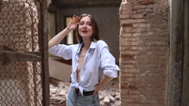 Młoda Pożądana Brązowłosa Kobieta Ubrana Koszulę Pozująca Opuszczonym Budynku — Wideo stockowe
