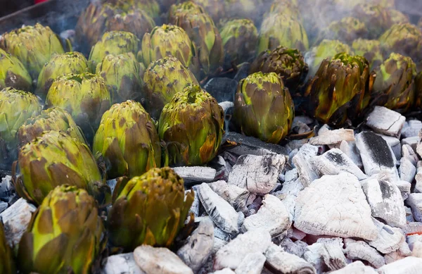 Closeup Artichokes Being Grilled Burning Charcoal Brazier — Stock Photo, Image