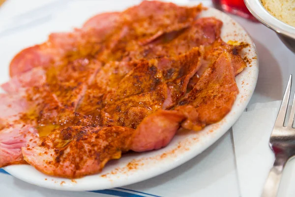 プレートで提供されるベーコンガリシア煮豚ハムのおいしいスライスのイメージ — ストック写真