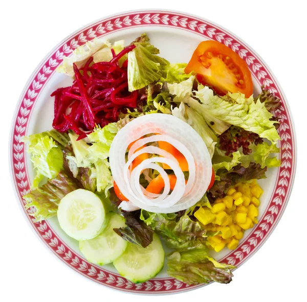 Salada Com Milho Tomates Pepinos Cebolas Isolado Sobre Fundo Branco — Fotografia de Stock