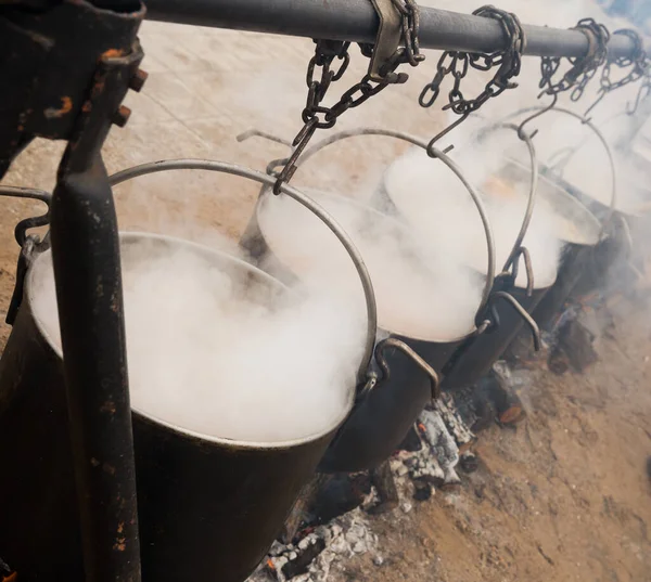 在篝火上有食物的保龄球手 以传统的方式在户外烹调 西班牙 — 图库照片