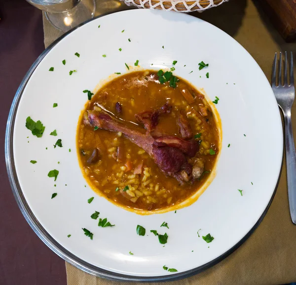 Pata Pato Guisado Con Arroz Champiñones Servidos Plato — Foto de Stock