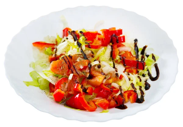 Egy Tányér Alacsony Kalóriatartalmú Saláta Friss Pirospaprika Káposzta Hagyma Elszigetelt — Stock Fotó
