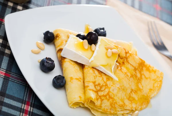 ブリー ブルーベリー 松の実と自家製の朝食甘いクレープ — ストック写真