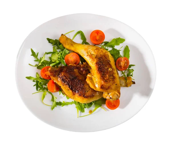 Kızarmış Tavuk Budu Roka Domates Sağlıklı Bir Akşam Yemeği Beyaz — Stok fotoğraf