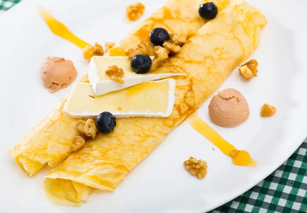 ブリーチーズとアイスクリームのパンケーキのイメージ — ストック写真