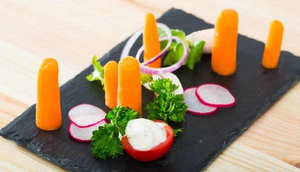 Вегетаріанський Обід Сирі Овочі Зелень Чорній Тарілці — стокове фото