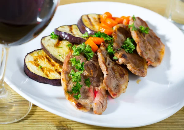 Appetitlich Gegrillte Lammkoteletts Mit Gemüsegarnitur Aus Auberginen Karotten Und Gemüse — Stockfoto
