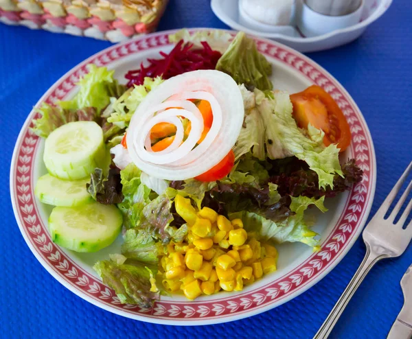 Salada Com Milho Tomate Pepino Cebola — Fotografia de Stock