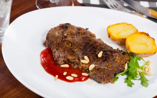 Hovězí Steak Kečupem Piniovými Oříšky Podávaný Pečenými Bramborami — Stock fotografie