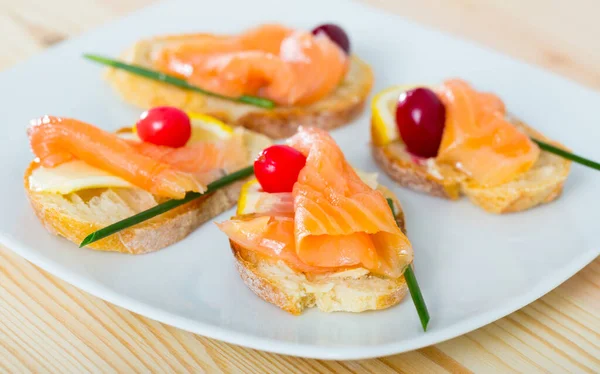 Sanduíches Deliciosos Com Salmão Defumado Manteiga Limão Cranberries — Fotografia de Stock