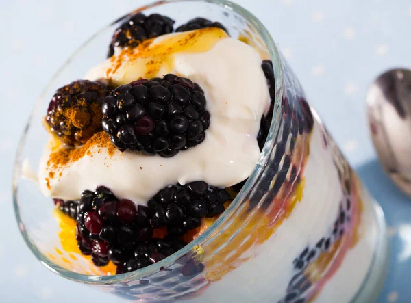 Dessert Aus Joghurt Mit Brombeeren Und Orange — Stockfoto