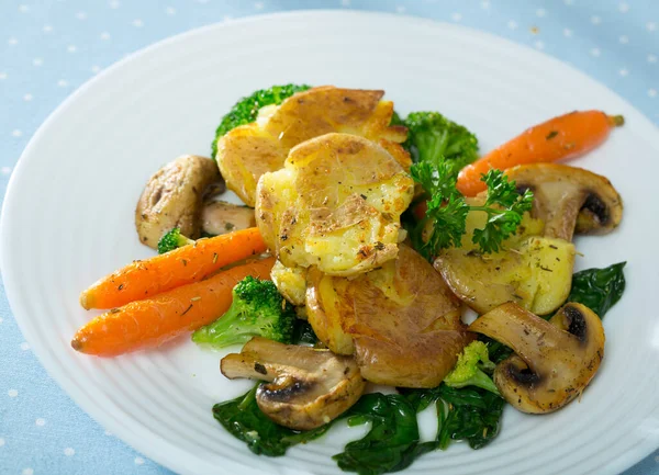 Dish Australian Cuisine Crash Hot Potatoes Served Fried Mushrooms Vegetables — Stock Photo, Image