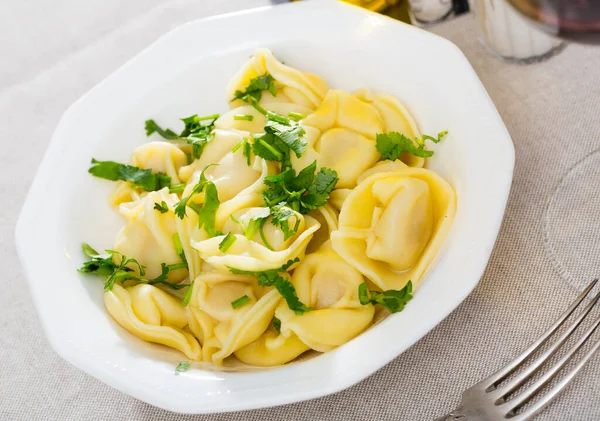 Appetitlich Hausgemachte Ravioli Serviert Mit Petersilie Auf Weißem Teller — Stockfoto