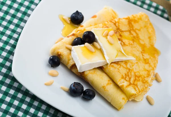 Desayuno Casero Crepes Dulces Con Miel Brie Arándanos Piñones —  Fotos de Stock