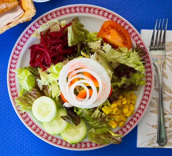 Салат Кукурузой Помидорами Огурцами Луком — стоковое фото