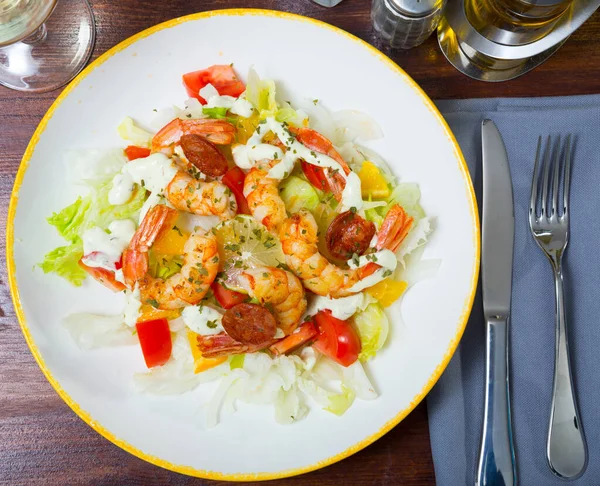 stock image Salad with roasted shrimps, chorizo sausages and fresh vegetables served on plate