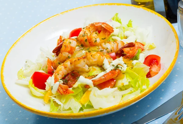 Appetizing Salad Grilled Shrimps Chorizo Sausage Vegetables Lemon Served White — Stock Photo, Image