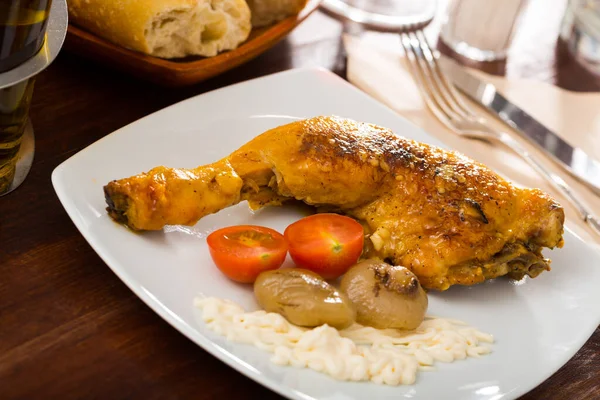 Ψητά Μπούτια Κοτόπουλου Ψημένα Κρεμμύδια Και Σάλτσα Υγιές Δείπνο — Φωτογραφία Αρχείου