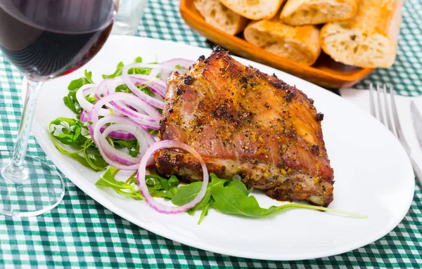 Delicious Grilled Rack Pork Served Fresh Arugula Leaves Purple Onion — Stock Photo, Image