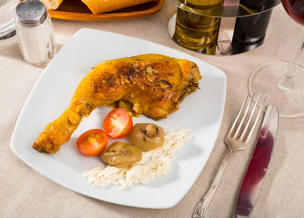 Ψητά Μπούτια Κοτόπουλου Ψημένα Κρεμμύδια Και Σάλτσα Υγιές Δείπνο — Φωτογραφία Αρχείου