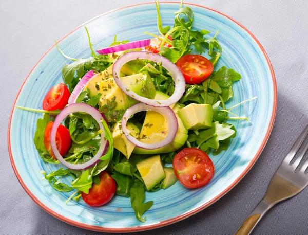 Gezonde Arugula Salade Met Avocado Kerstomaten Geserveerd Gekleurde Keramische Plaat — Stockfoto