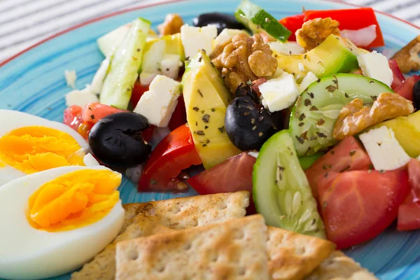 Haşlanmış Yumurta Krakerle Servis Edilen Domatesli Vitamin Salatası Avokado Salatalık — Stok fotoğraf