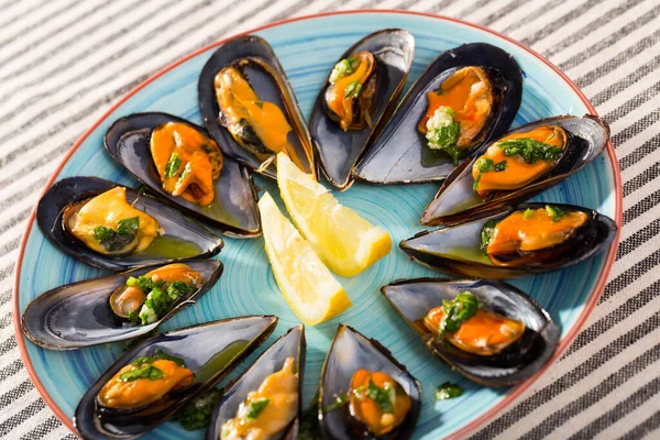 Köstliche Meeresfrüchte Miesmuscheln Mit Petersilie Und Knoblauchsoße Auf Dem Teller — Stockfoto